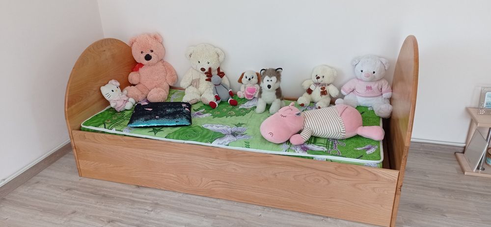 Продам дубове дитяче ліжечко.
