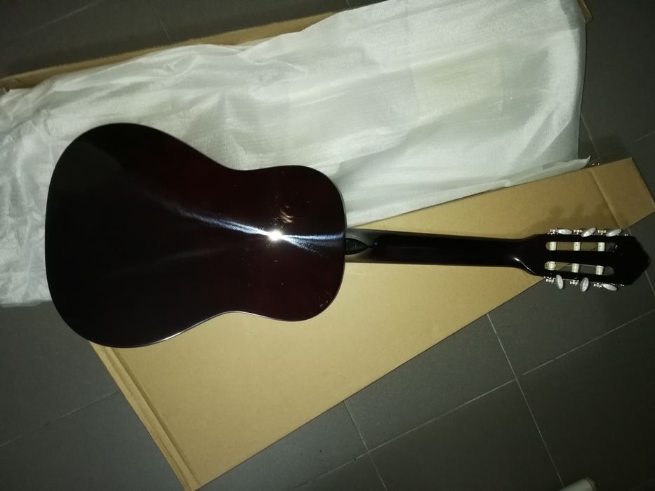 Guitarra clássica castanha 1/4 e kit para crianças