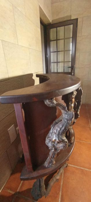 Bar de madeira e banco