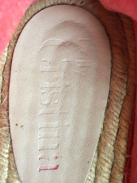 Alpercatas vermelhas brilhantes