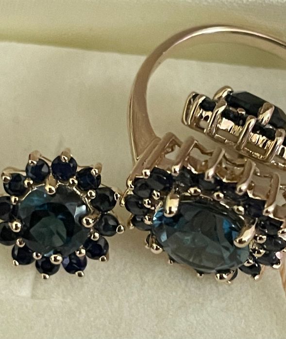 złote kolczyki i pierscionek z szafirami i topazami