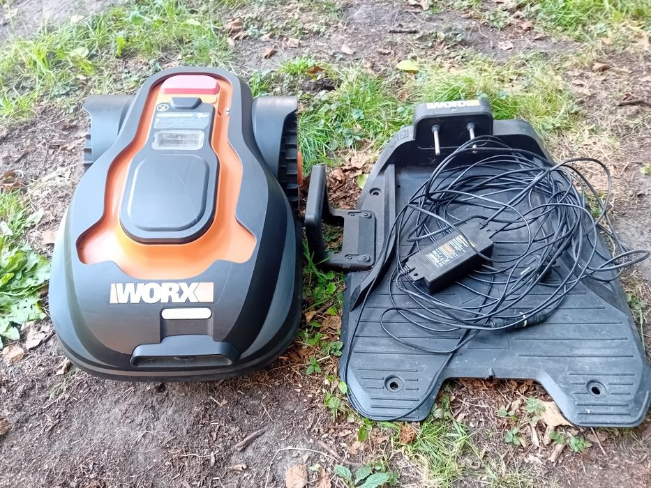 Robot koszący Worx Landroid M1000 (model WG796E.1) wraz ze stacją ładującą i zasilaczem