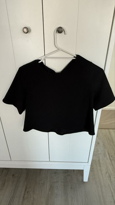Elegancki czarny crop top na krótki rękaw