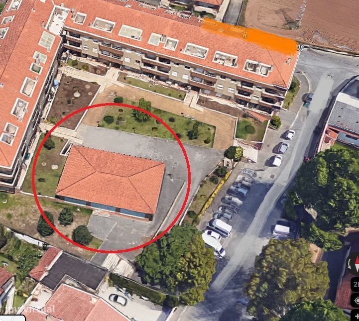 Loja independente, 524m2 em 2 pisos 262+262, Avintes.