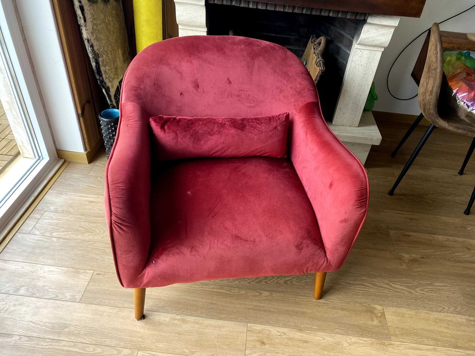 Poltrona em veludo vermelho/bordô