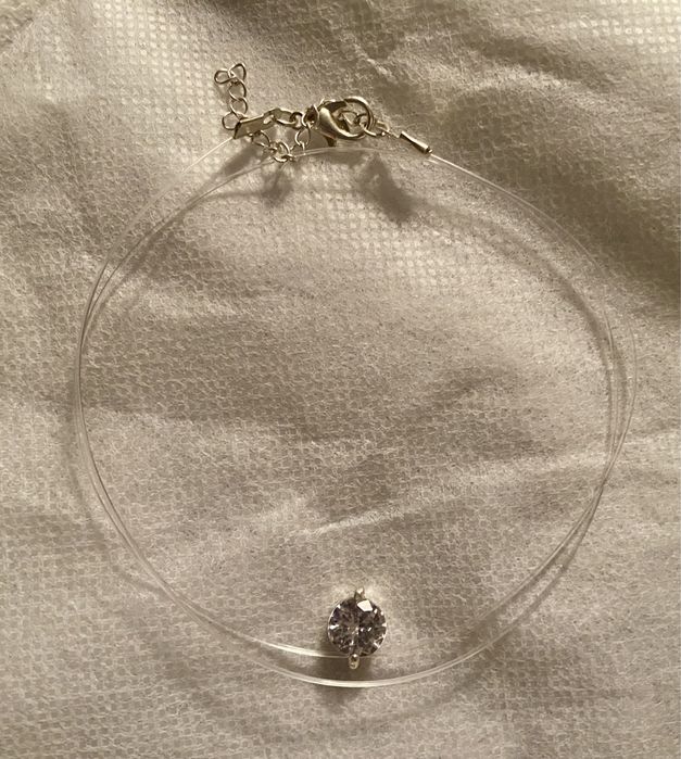 На леске с 1 камишком ожерелье, цепочка