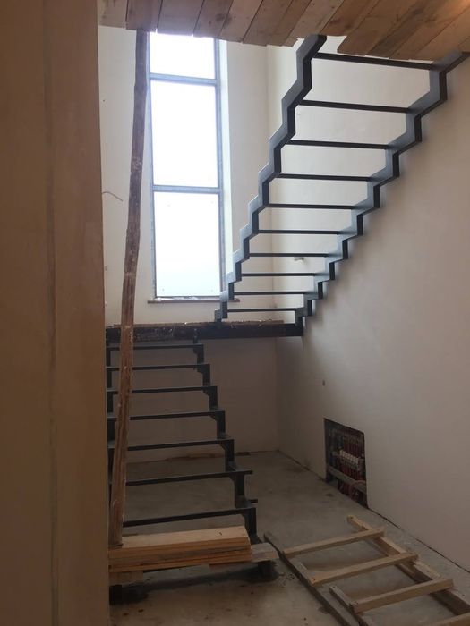 Сходи, лестница, металевий каркас