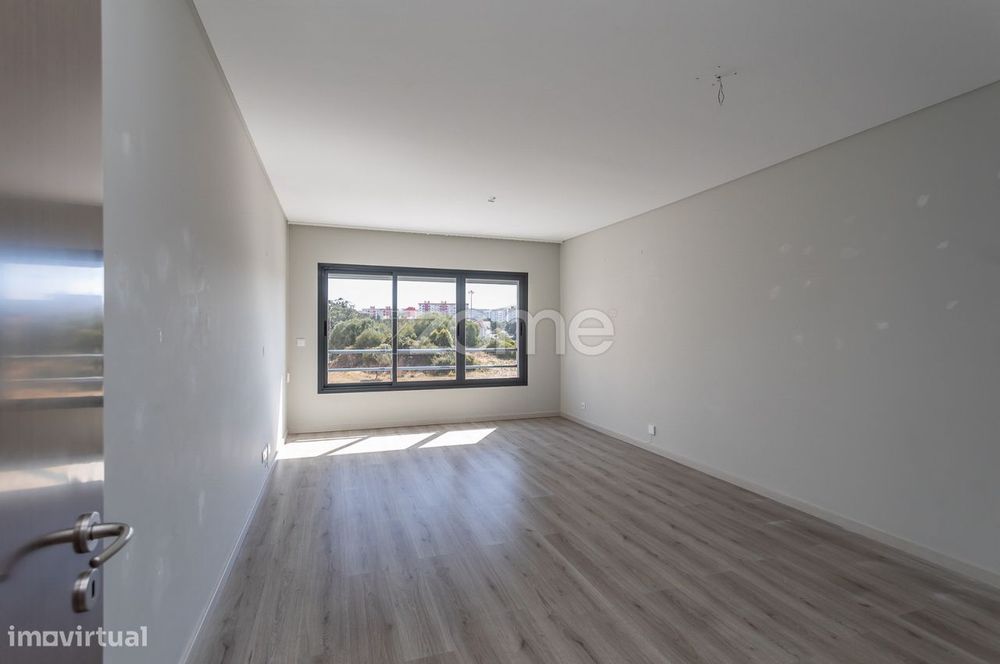 Ap T2 junto ao novo hospital de Sintra com ar cond. e estacionamento.