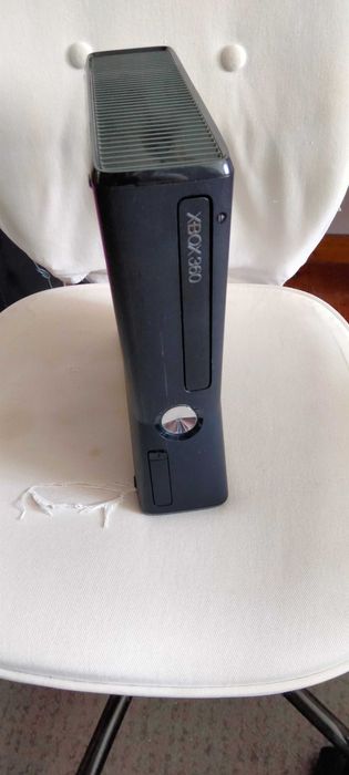 XBOX 360 with Games, Kinect, and 2 Controllers64171737006979123