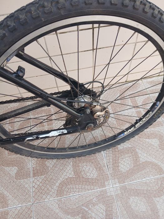 Biciicleta com disco de travao antiga em bom estado