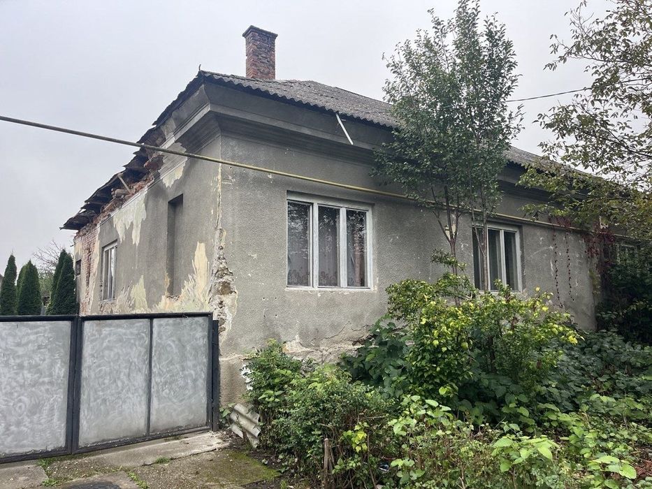 Продам пів будинку смт Буштино