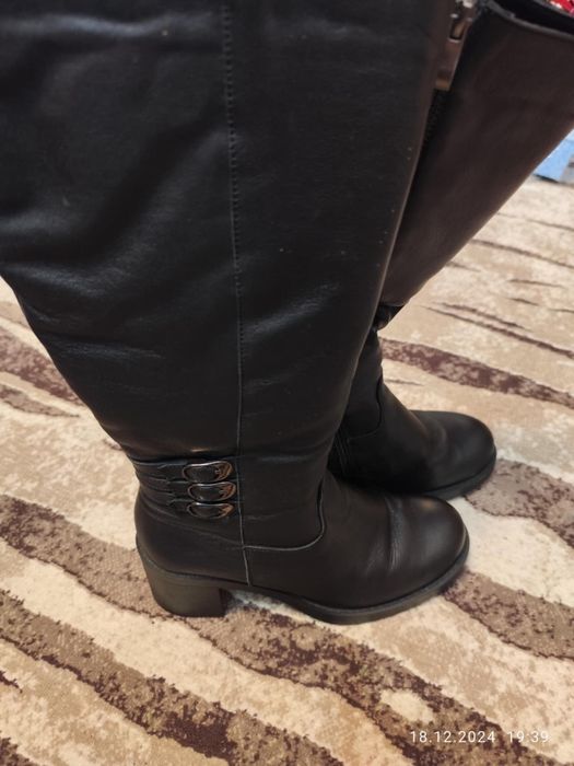 Шкіряні чобітки .