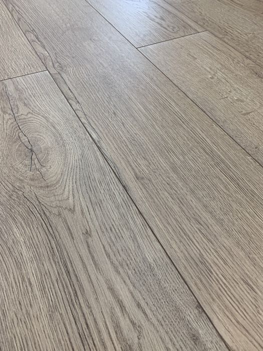 РОЗПРОДАЖ • Якісний німецький ламінат