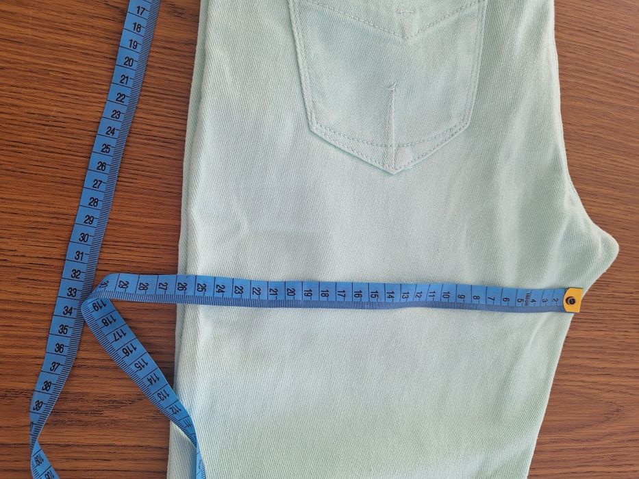 Damskie spodnie dżinsowe.