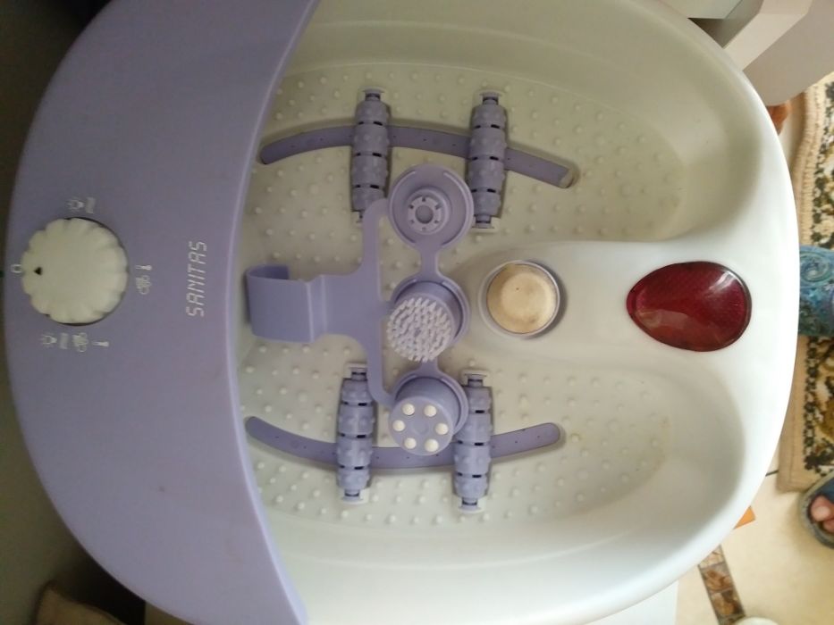 masażer do stóp z podgrzewaniem i hydromasażem.