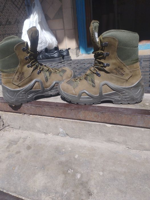 Продам берцы демисезонные 43 размер б/у два раза одевал цена 3000 гр.