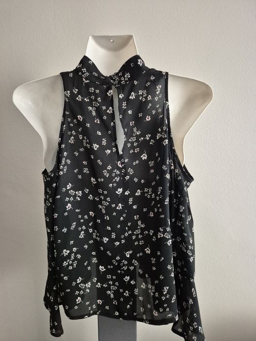 Blusa Preta Ombro Descoberto Bershka

Tecido leve e fresco
Tamanho S
L