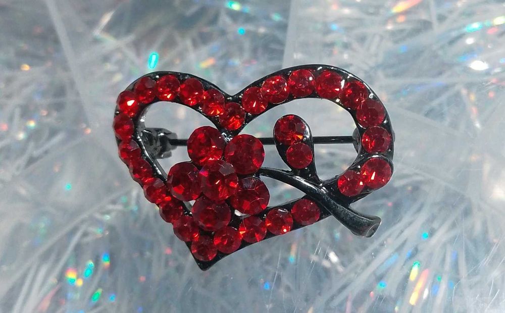 Продаю брошку сердечко