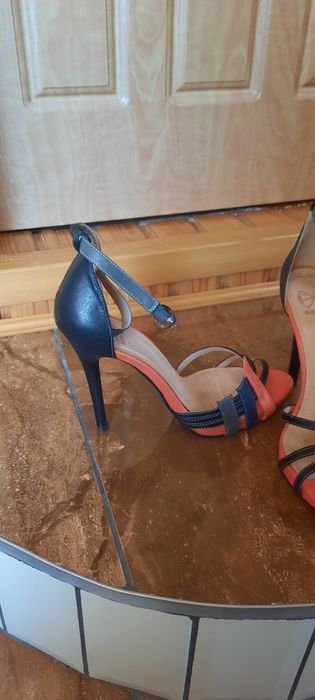 Продам жіночі кожані босоніжки