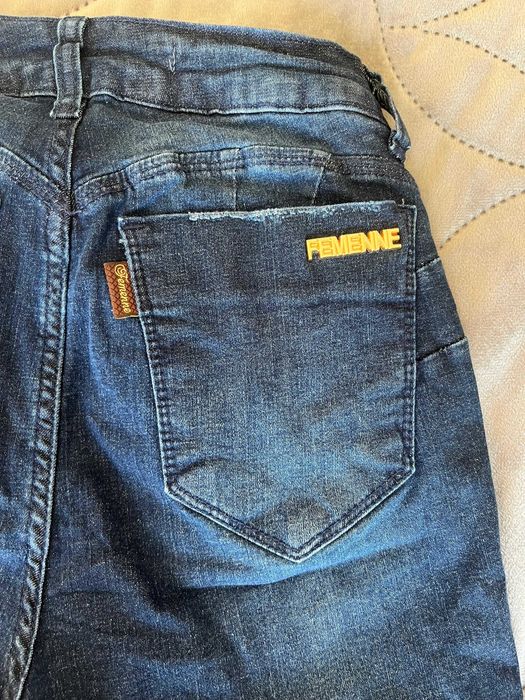 Femenne jeans booty-lifting effrct