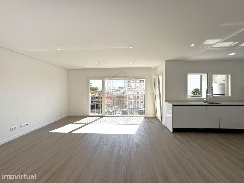 T3 em Santa Marta do Pinhal | Suite, 2 varandas e zona social de 31 m2