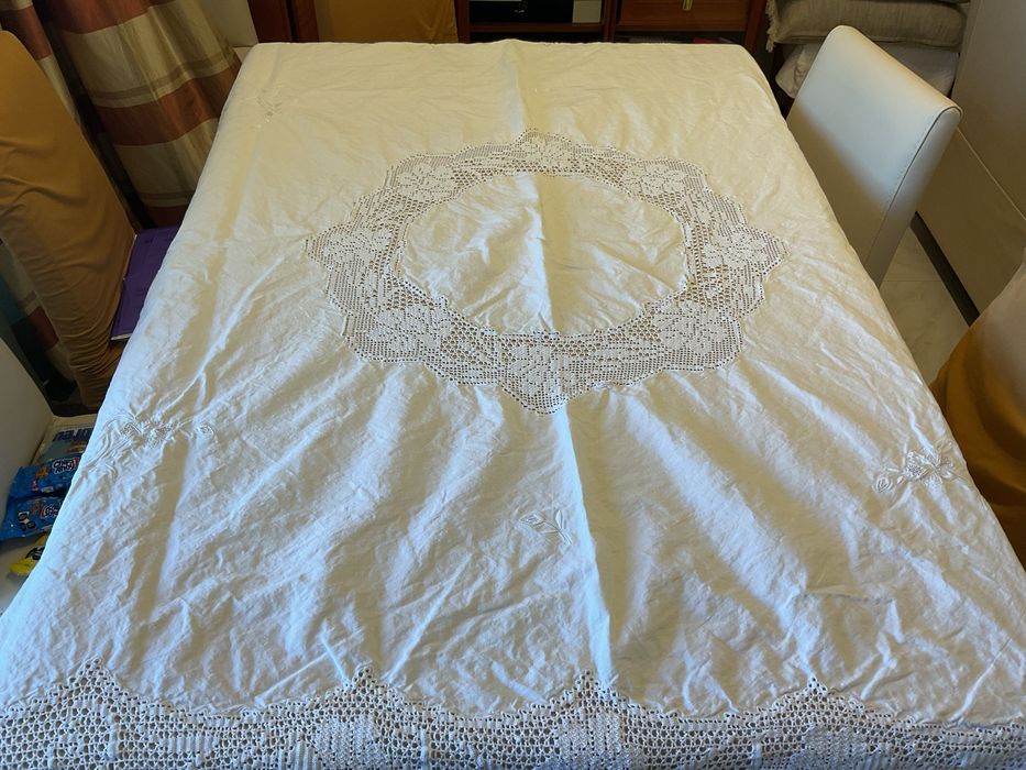 Toalha linho antiga bordada e cercadura em renda 150 x 160 cm aprox.