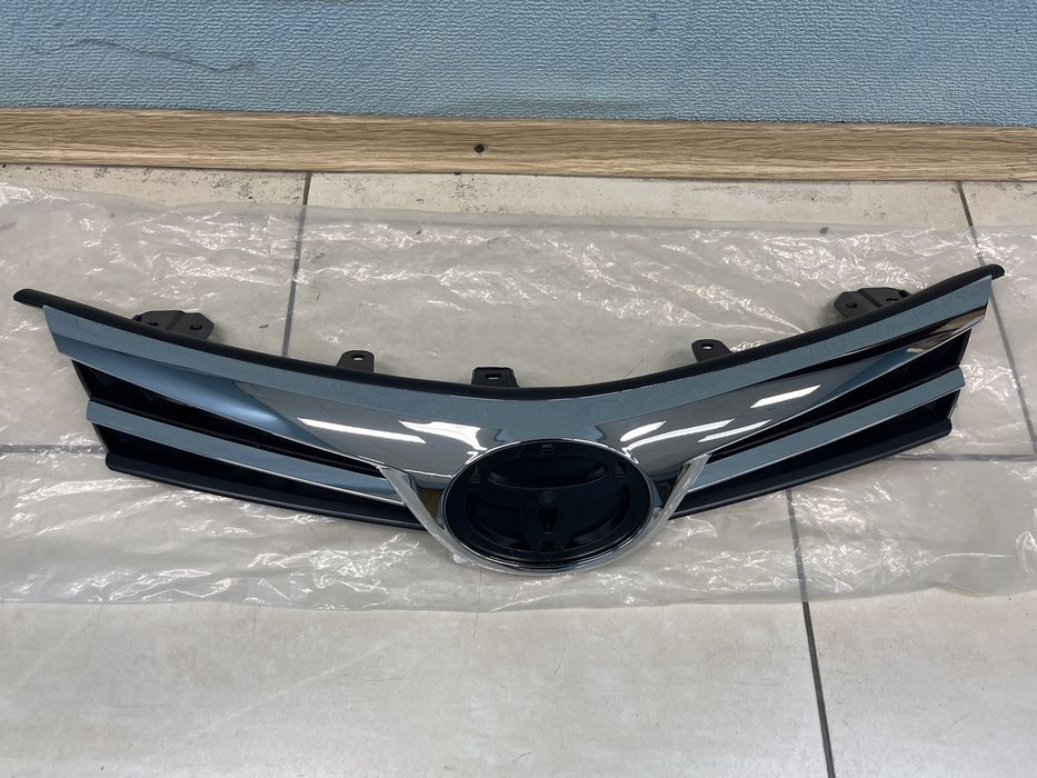 Решітка радіатора брак лиття Toyota Corolla E18 2017-2019 53100-02690