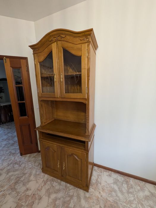 Móvel de sala clássico, portas envidraçadas e armário