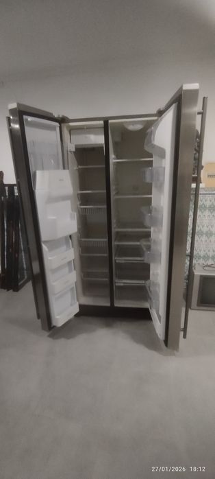 Frigorífico Americano, com sistema para fazer gelo, precisa  de placa.