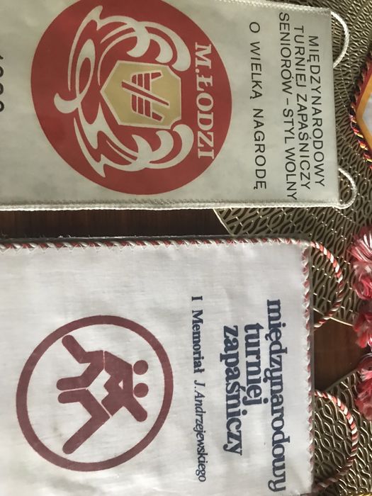 Pamiątki sportowe ( zapasy ) - proporczyki. Cena za całość.