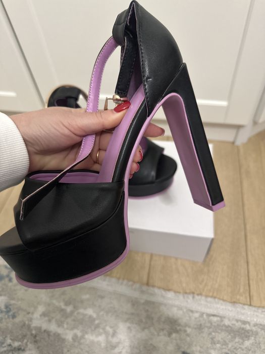 Босоніжки літо на підборах з золотою фурнітурою