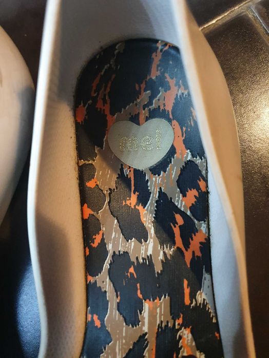 Sabrinas Melissa bege