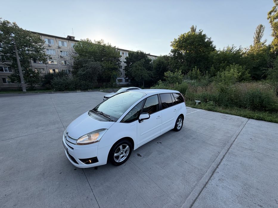 Продам семейный автомобиль