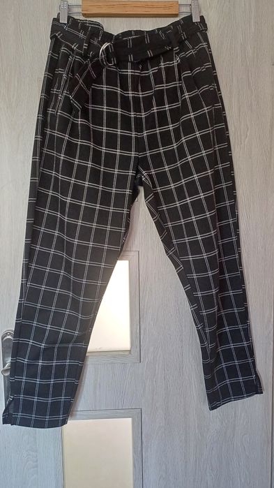 Czarno-białe spodnie w kratkę Reserved