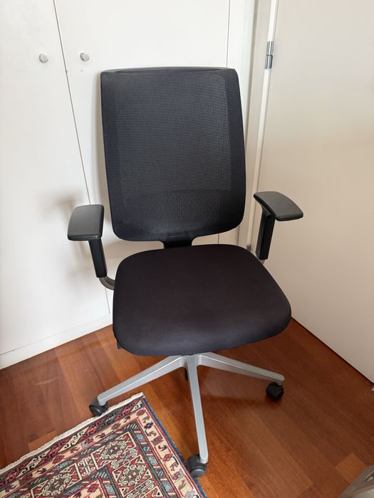 Cadeira de escritório Steelcase preta