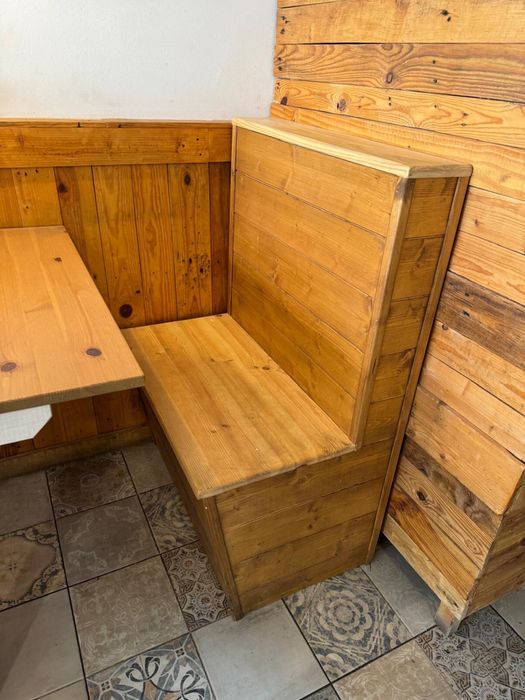 Mesas e bancos em madeira