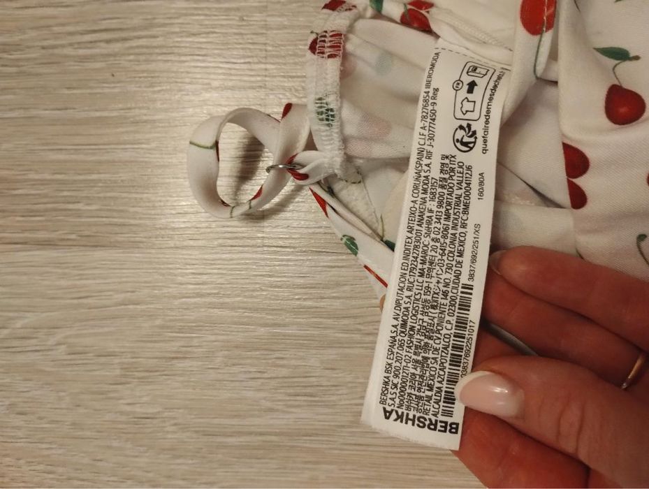 Топ bershka xs , білий з вишеньками