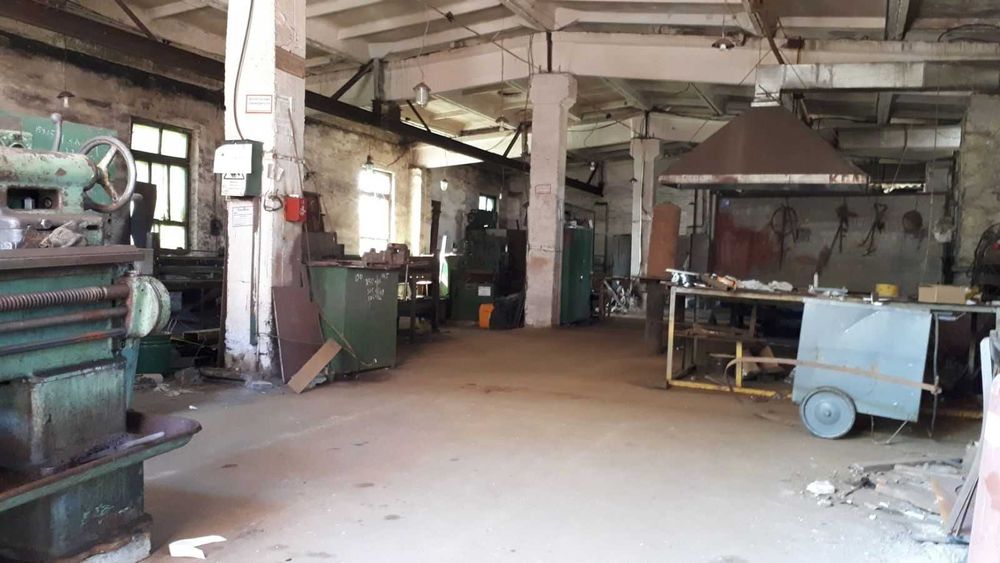 Промислово - виробниче приміщення з козловим краном та металевий ангар