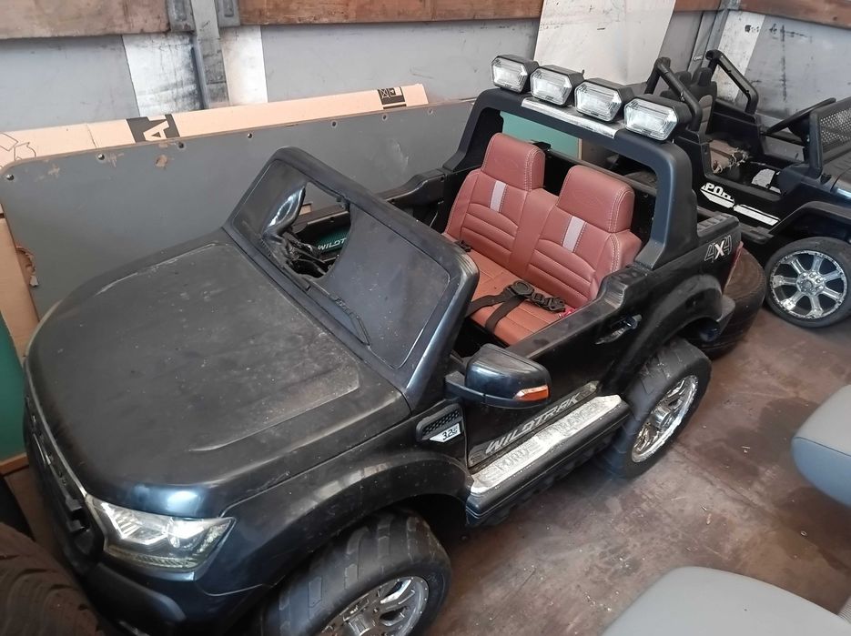 Dwu osobowy samochód 4x4 na akumulator Ford Jeep, po małym pożarze