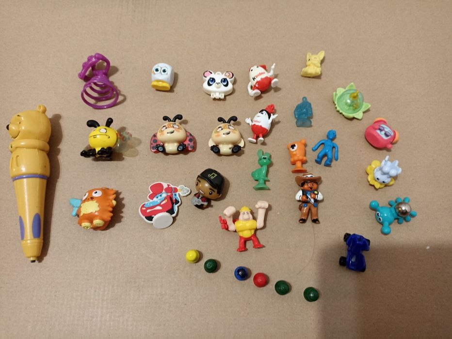 41 figurek/elementów z Kinder niespodzianek