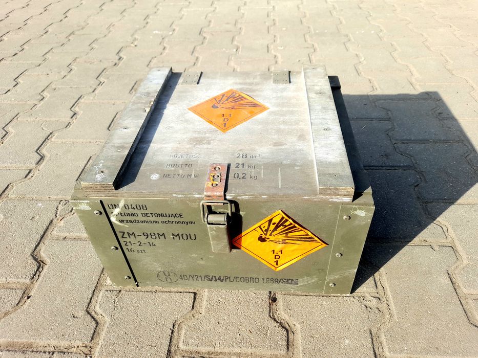 Skrzynka wojskowa po spłonkach detonujących