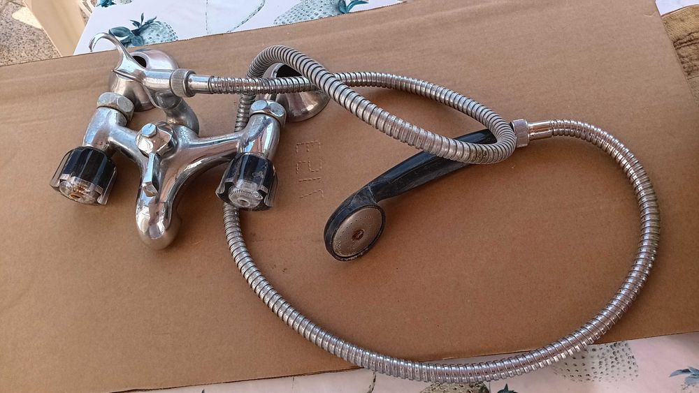 Misturadora de banheira com chuveiro vintes a funcionar bem