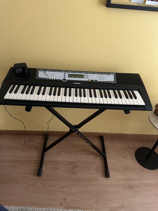 Piano Yamaha E213