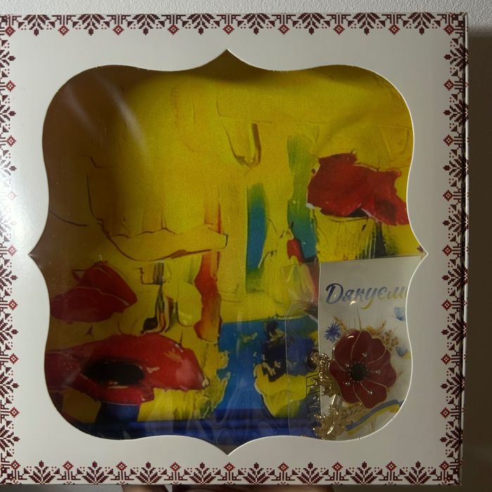 Патріотичний жовто-блакитний набір:хустка брошка подарункова упаковка