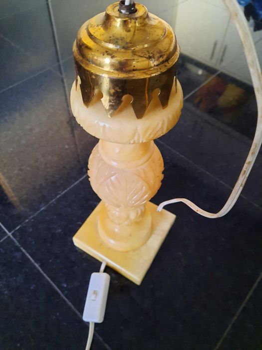 Pé de candeeiro em alabastro