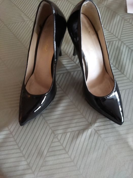 Czarne lakierowane szpilki 37