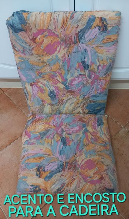 CADEIRA EM MADEIRA.ALMOFADA COSTAS E ASSENTO.Casa,Quarto,Sala,Cozinha.