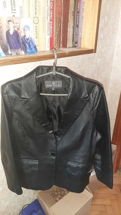 Женский чёрный пиджак Essentials. Натуральная кожа.