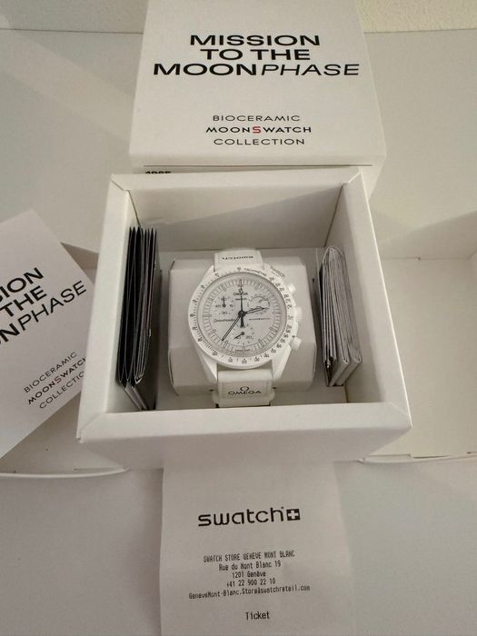 Swatch Mission to the MoonPhase Snoopy