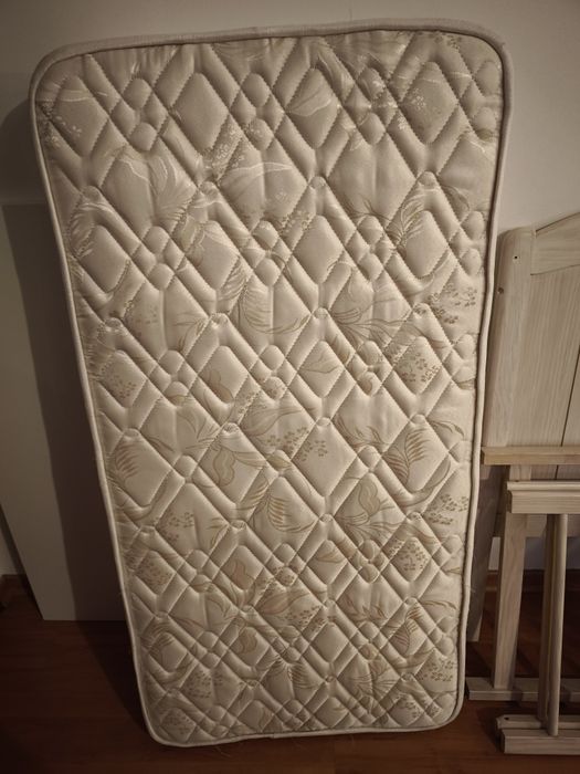 Cama de grades de bebe em pinho pintado